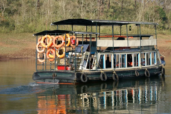 Лодка на лесном озере, Национальный парк Перияр, Керала, Индия — стоковое фото
