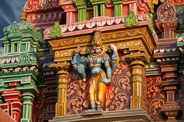 Tradycyjne posągi bogów i bogiń w świątyni hinduskiej — Zdjęcie stockowe