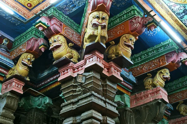 Wewnątrz świątyni hinduskiej Świątynia Minakszi w madurai, Indie — Zdjęcie stockowe