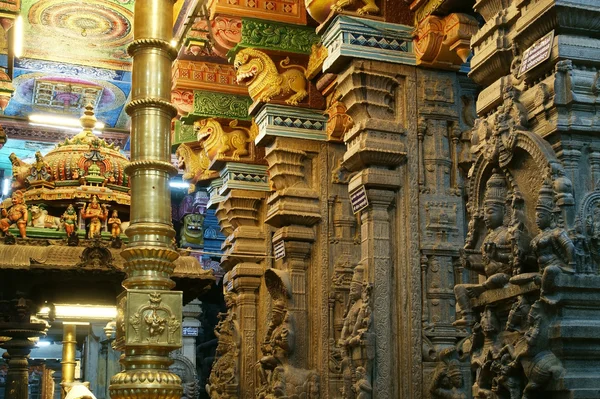 Im Inneren des hinduistischen Meenakshi-Tempels in Madurai, Südindien — Stockfoto
