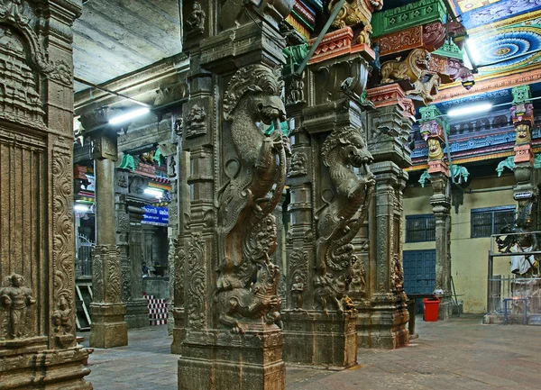 Intérieur du temple hindou Meenakshi à Madurai, Inde du Sud — Photo