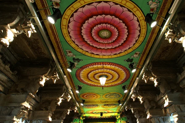 Dentro do templo hindu Meenakshi em Madurai, Tamil Nadu, Índia — Fotografia de Stock