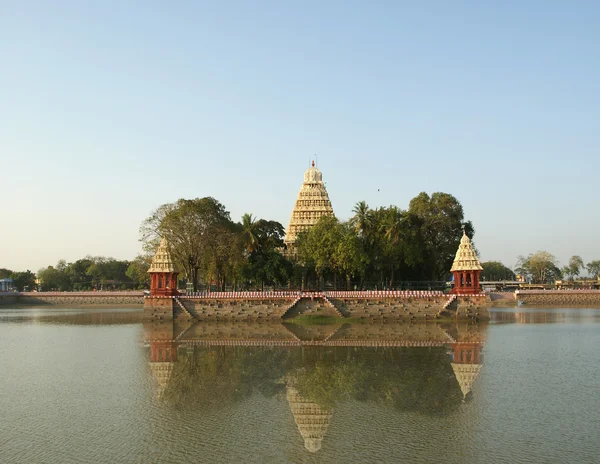 Templo hindú tradicional en el lago en el centro de la ciudad, al sur de la India —  Fotos de Stock