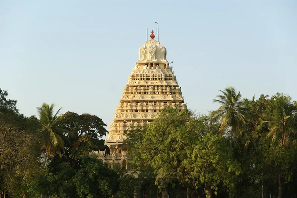 Traditioneller hinduistischer Tempel am See im Stadtzentrum, Südindien — Stockfoto