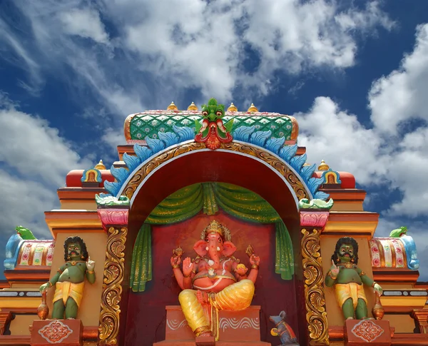 Традиційні статуй богів і богинь, в індуїстський храм — стокове фото