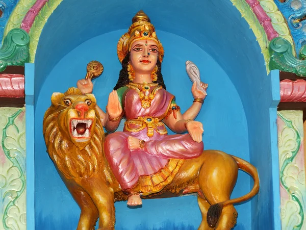 Estatuas tradicionales de dioses y diosas en el templo hindú —  Fotos de Stock