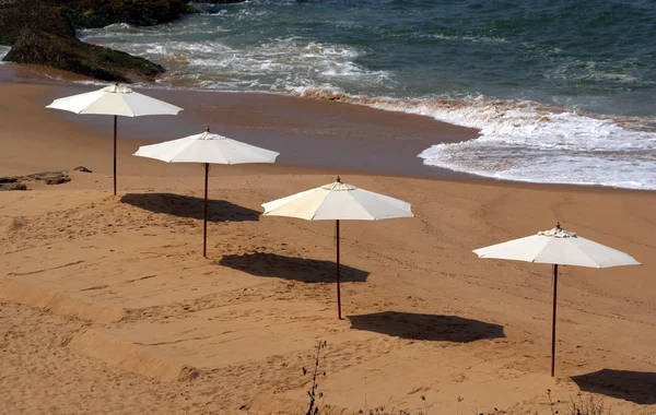 Parasol em uma praia de areia. Oceano . — Fotografia de Stock