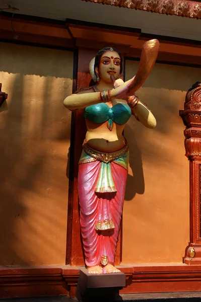 รูปปั้นแบบดั้งเดิมของพระเจ้าและเทพธิดาในวัดฮินดู — ภาพถ่ายสต็อก