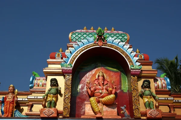 Statue tradizionali di dei e dee nel tempio indù — Foto Stock