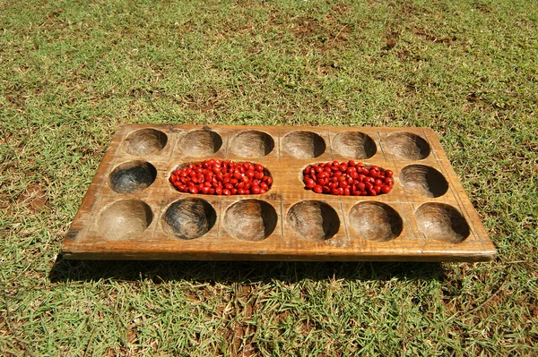 Czerwone owoce egzotyczne drzewa na drewnianej tacy, kerala, Indie — Zdjęcie stockowe