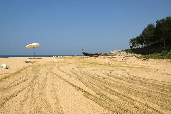 Рыболовные сети и зонтики Sol на пляже — стоковое фото