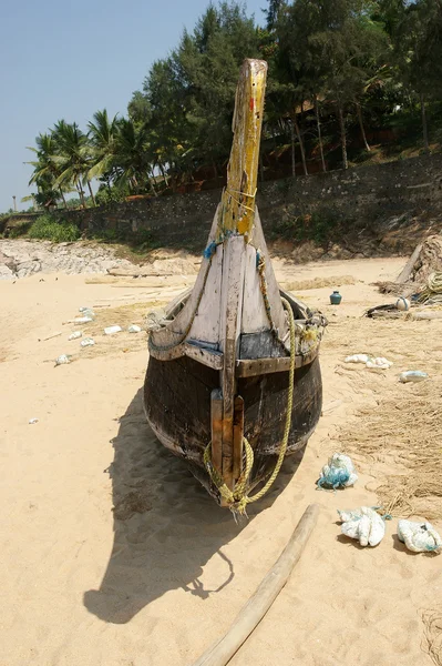 Fisherman`s boat on the sand beach. Kerala, South India — Stock Photo, Image