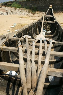 kum plaj Fisherman's tekne. Kerala, Güney Hindistan