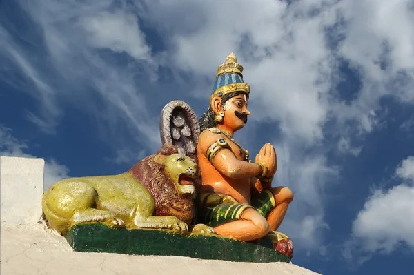 Традиционные статуи богов и богинь в индуистском храме — стоковое фото