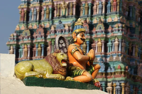 Statues traditionnelles de dieux et de déesses dans le temple hindou — Photo