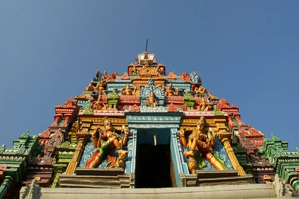 Traditionele beelden van goden en godinnen in de Hindoeïstische tempel — Stockfoto