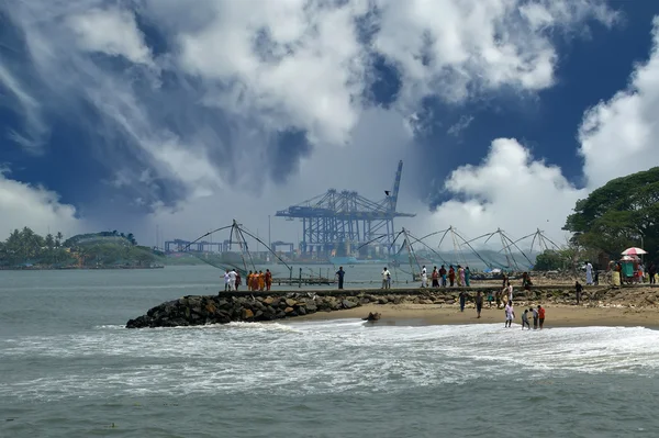 Čínské rybářské sítě a pobřežím, cochin, Jižní Indie — Stock fotografie