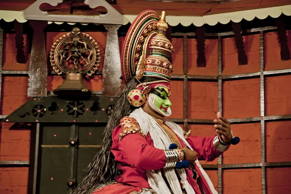 Kathakali performer in de rol van de deugdzame pachcha (groen) — Stockfoto