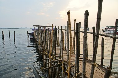 Eski iskele yapılmış tekneler için?? bambu, Cochin, Kerala, Güney Hindistan