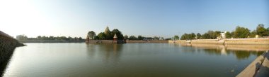 Göl kenarında geleneksel hindu Tapınağı