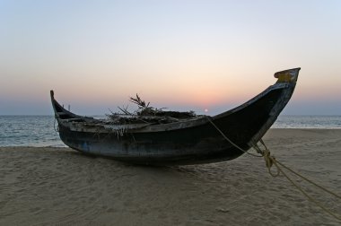 okyanus kıyısında gün batımında tekne. Kerala, Hindistan