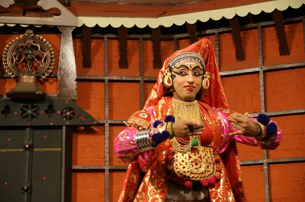 Acteur de danse traditionnelle kathakali. Kochi (Cochin), Inde — Photo