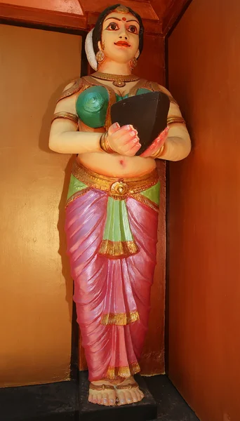 รูปปั้นแบบดั้งเดิมของพระเจ้าและเทพธิดาในวัดฮินดู — ภาพถ่ายสต็อก