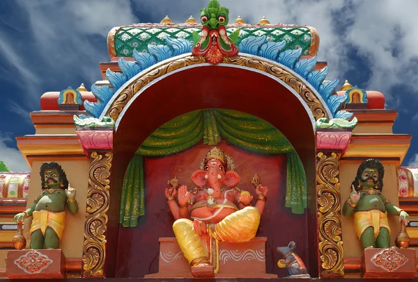 Hagyományos szobrai istenek és istennők, a hindu templomban — Stock Fotó