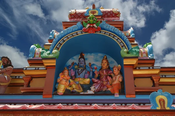 Estátuas tradicionais de deuses e deusas no templo hindu — Fotografia de Stock