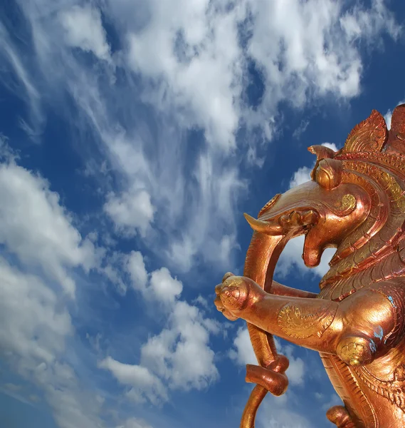 Traditionelle Statuen von Göttern und Göttinnen im hinduistischen Tempel — Stockfoto
