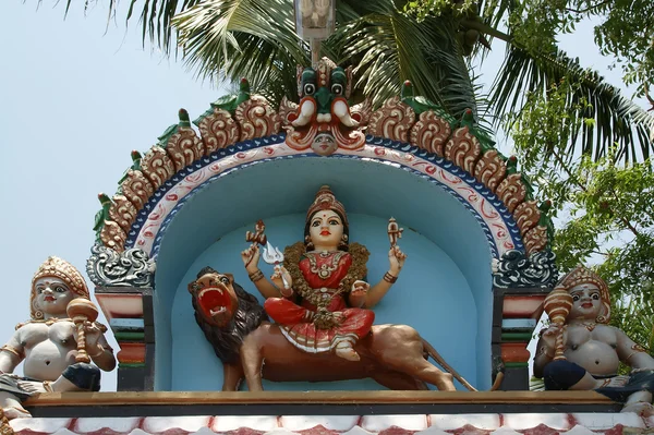 Statues traditionnelles de dieux et de déesses dans le temple hindou — Photo