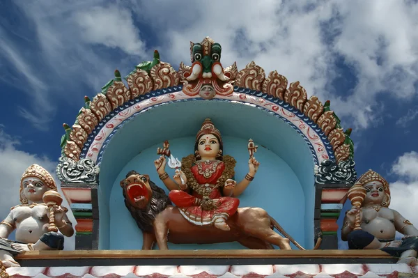Tradycyjne posągi bogów i bogiń w świątyni hinduskiej — Zdjęcie stockowe