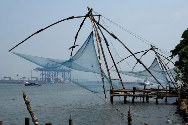 Kinesiska fiskenät. Vembanad sjön, kerala, Indien — Stockfoto