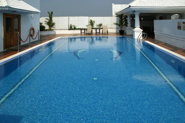 Luksusowy basen dla ochłody w — Zdjęcie stockowe