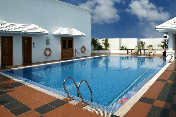 Lujosa piscina para refrescarse en — Foto de Stock