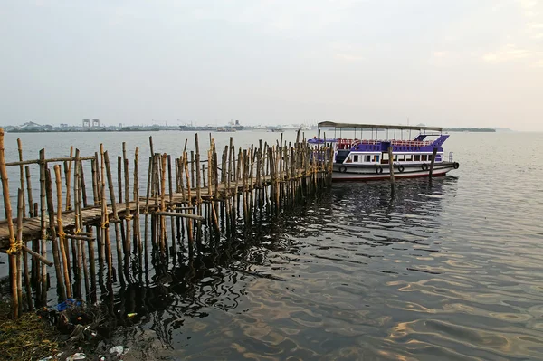 The old pier for boats made ​​of bamboo, Cochin, Kerala, South India — Stock Photo, Image