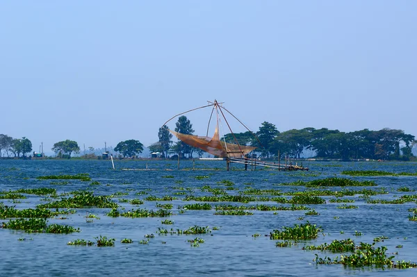Filets de pêche chinois. Lac Vembanad, Kerala, Inde — Photo