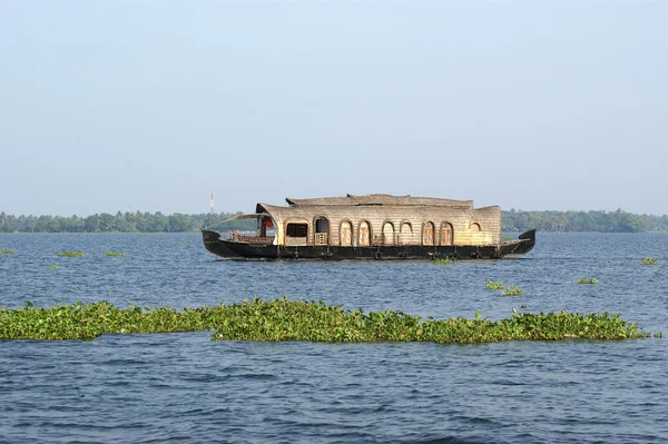 Дом лодка в заходах Кералы (Индия) — стоковое фото