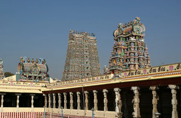 Uvnitř Aerdnaandrea hinduistický chrám v madurai, Jižní Indie — Stock fotografie