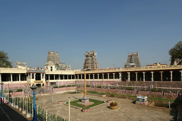 Im Inneren des hinduistischen Meenakshi-Tempels in Madurai, Südindien — Stockfoto
