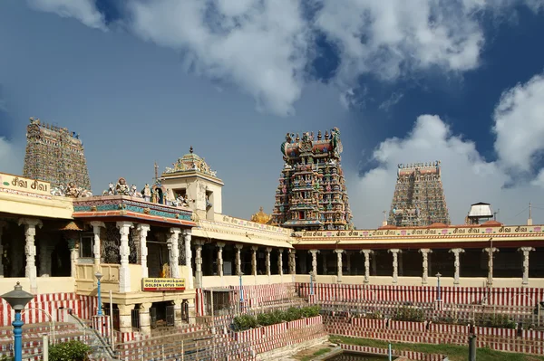 Dentro del templo hindú Meenakshi en Madurai, al sur de la India — Foto de Stock