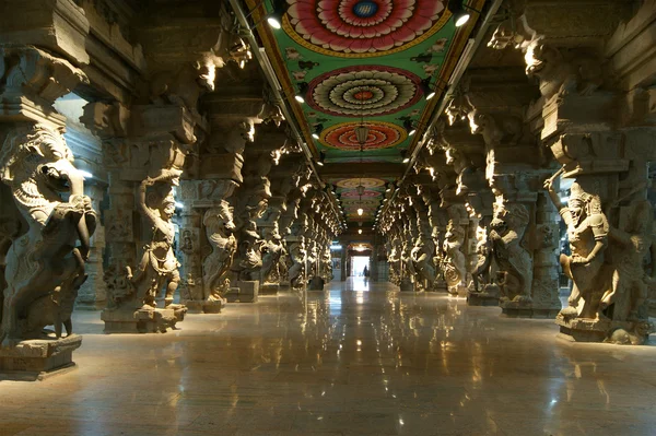 Wewnątrz świątyni hinduskiej Świątynia Minakszi w madurai, Indie — Zdjęcie stockowe