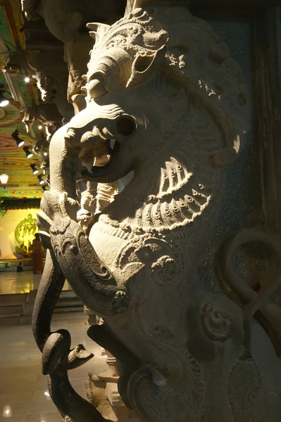 Binnenkant van meenakshi hindoe tempel in madurai, Zuid-india — Stockfoto