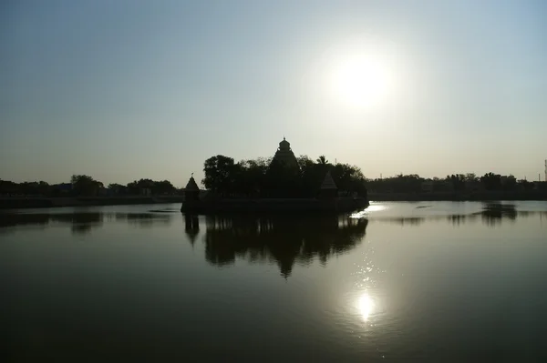 Göl kenarında geleneksel hindu Tapınağı — Stok fotoğraf