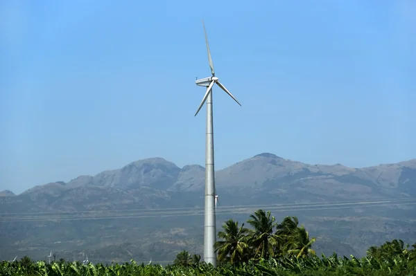 代替エネルギー源の風力タービン- — ストック写真