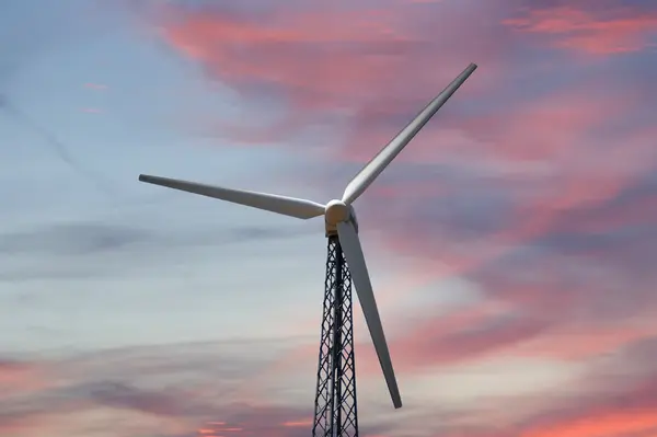 代替エネルギー源の風力タービン- — ストック写真