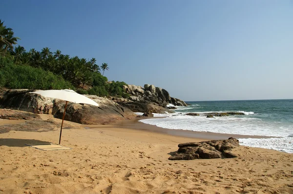 Зонтик на песчаном пляже. Океан . — стоковое фото