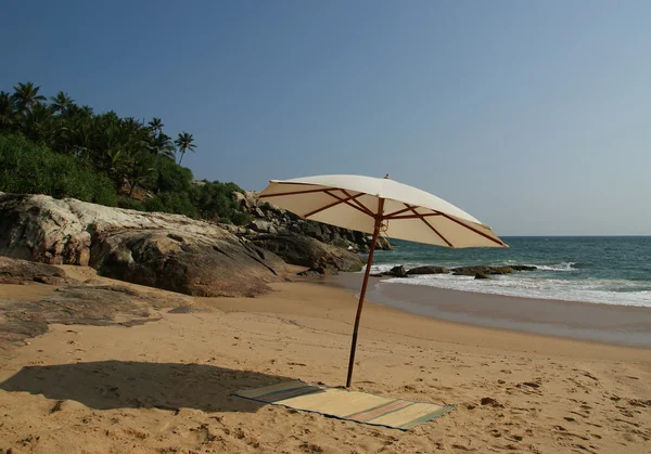 在沙滩上的阳伞。海洋. — 图库照片