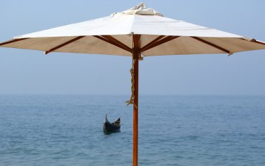 balıkçılar bir botla okyanusta balık yakalamak