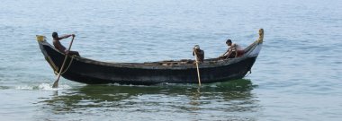 balıkçılar bir botla okyanusta balık yakalamak